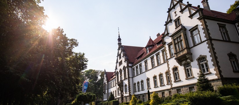 Das Verwaltungsgebäude auf dem Klinikgelände in Warstein.